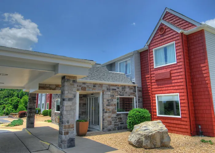 Clarion Pointe Staunton East